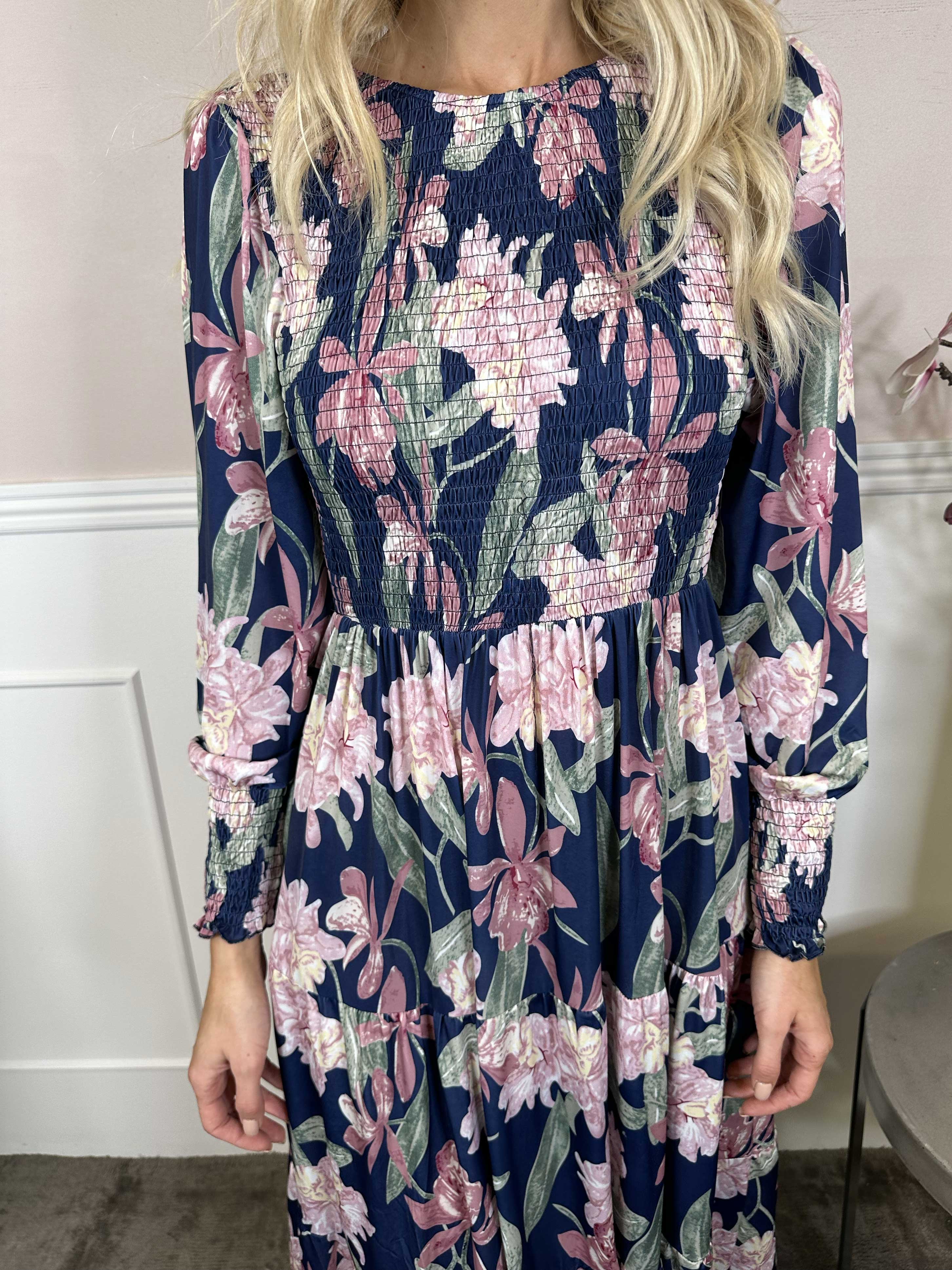 Kelly Flower Dress - Elastisk kjole med smock henover brystet
